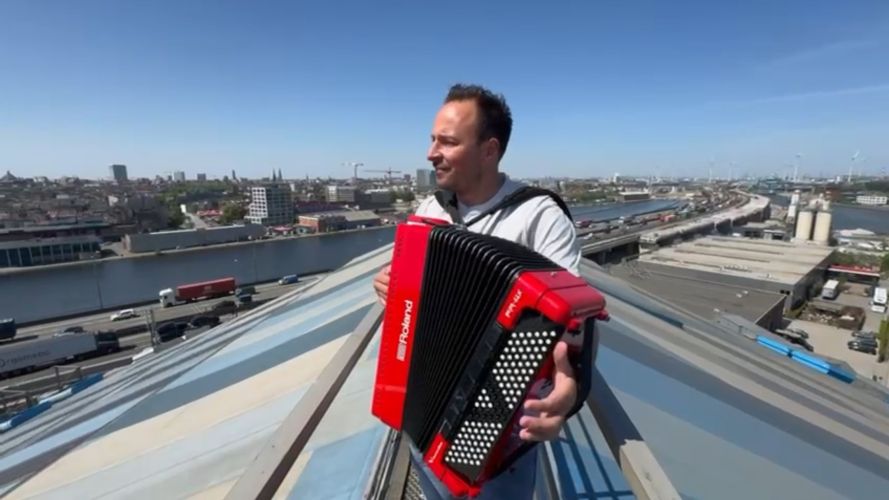 Zanger-accordeonist Johan Veugelers schrijft geschiedenis op het dak van het Sportpaleis Zanger-accordeonist Johan Veugelers schrijft geschiedenis op het dak van het Sportpaleis